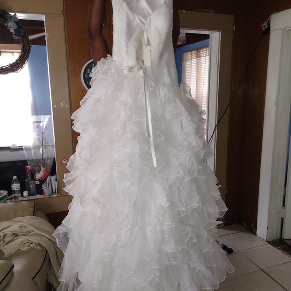 Beautiful never worn mermaid style wedding dress - Picture 2 of 4